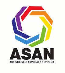 Logo de la Autistic Self Advocacy Network. Sobre la sigla ASAN hay un círculo compuesto por ángulos de 7 colores entrelazados.
