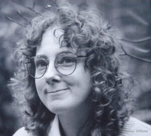 Retrato fotográfico en blanco y negro de Donna Williams a los 27 años. Esboza una sonrisa.
