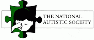 Logo de la National Autistic Society de Londres, en 1963. A la izquierda aparece una figura de puzle, con un niño llorando en su interior. Colores verde y negro.