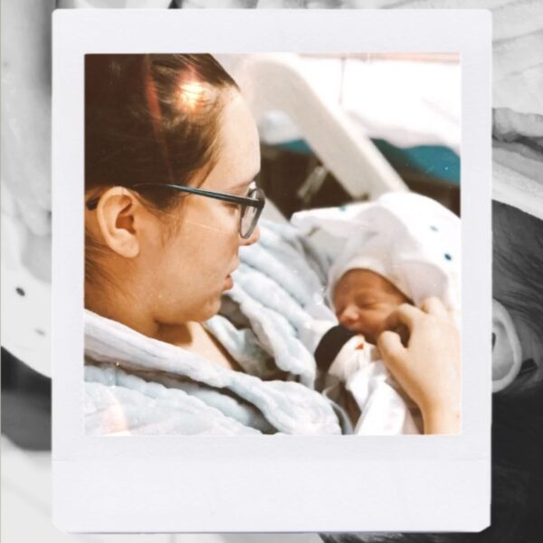 Fotografía con filtro de foto tipo polaroid antigua, de Magda y Cian Amir bebé, en la cama de un hospital.